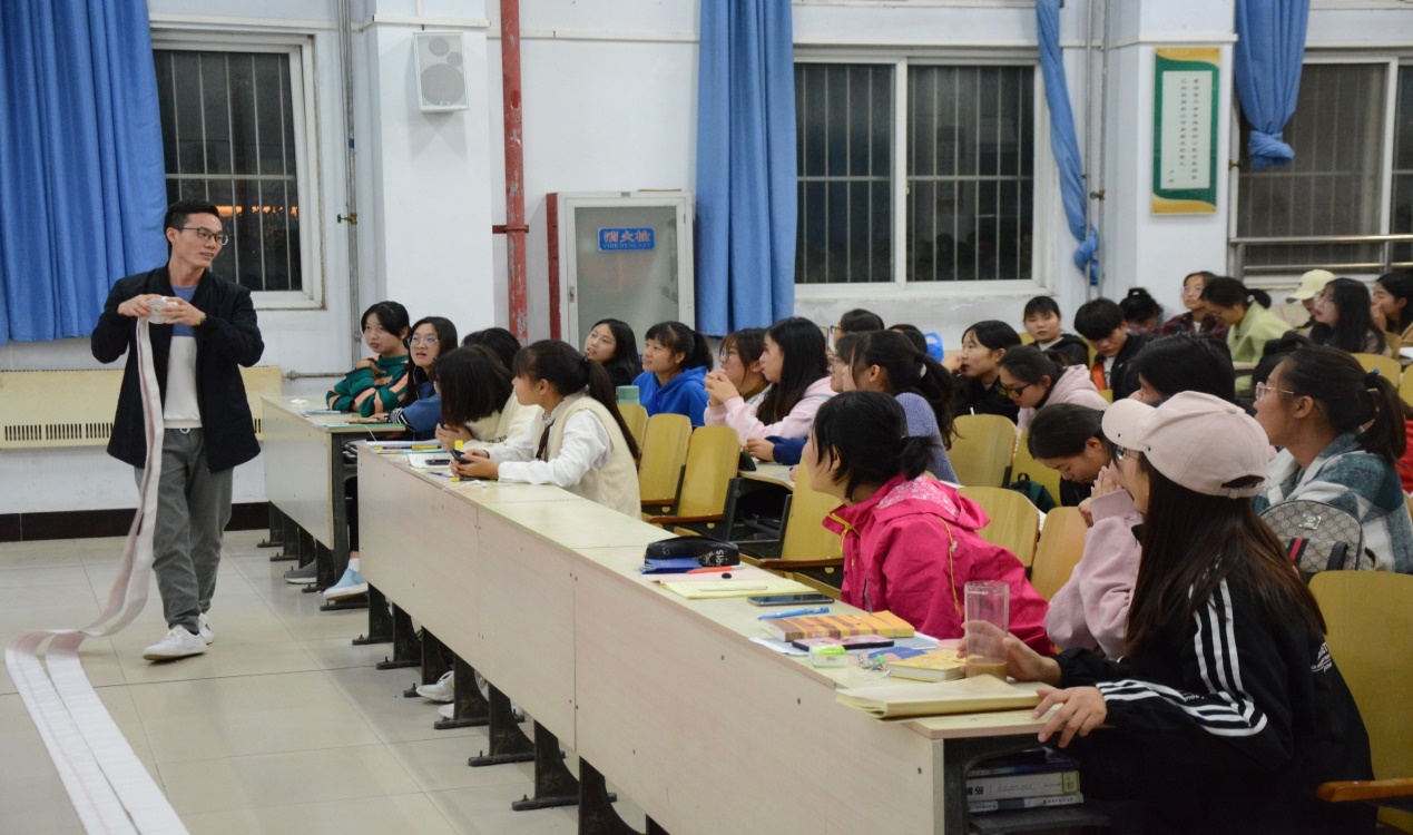 说明: E:\德赢Vwin官方区域合作伙伴学生工作\安全稳定\消防安全员讲座\2019年10月27日19级新生消防演讲\DSC_5731_看图王.jpg